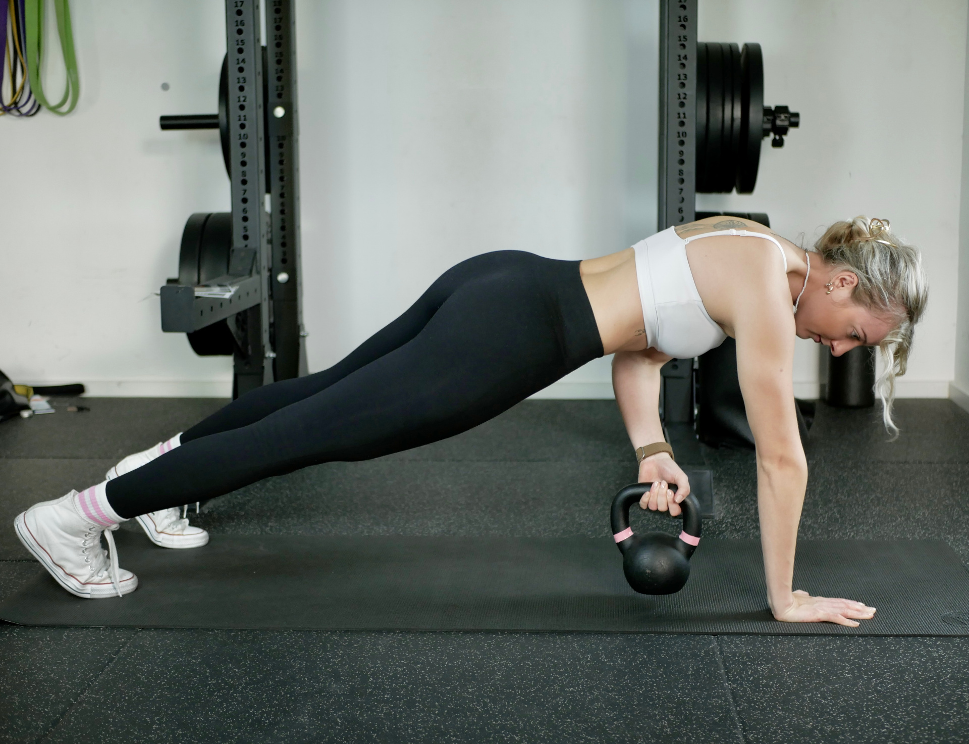 Training mit Kettlebell im Plank